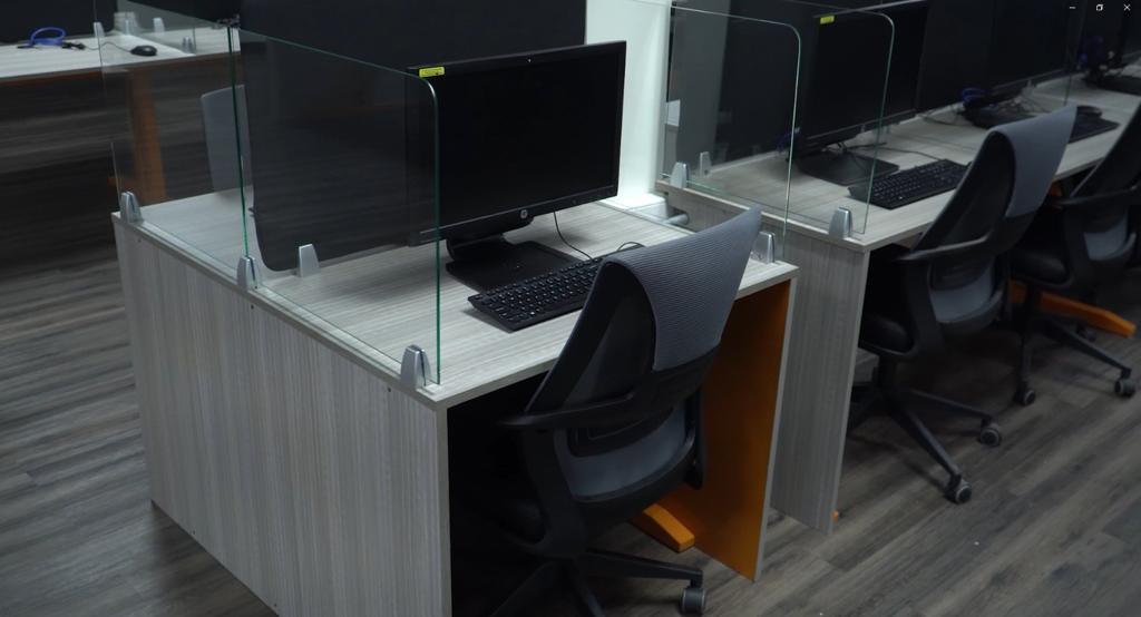 Ergonomic seats and dual-safety partitions on the MM Online floor