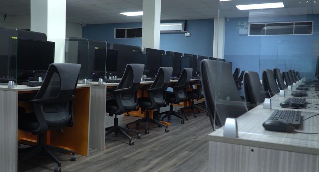 Modern MM Online workstations ready for new team members
